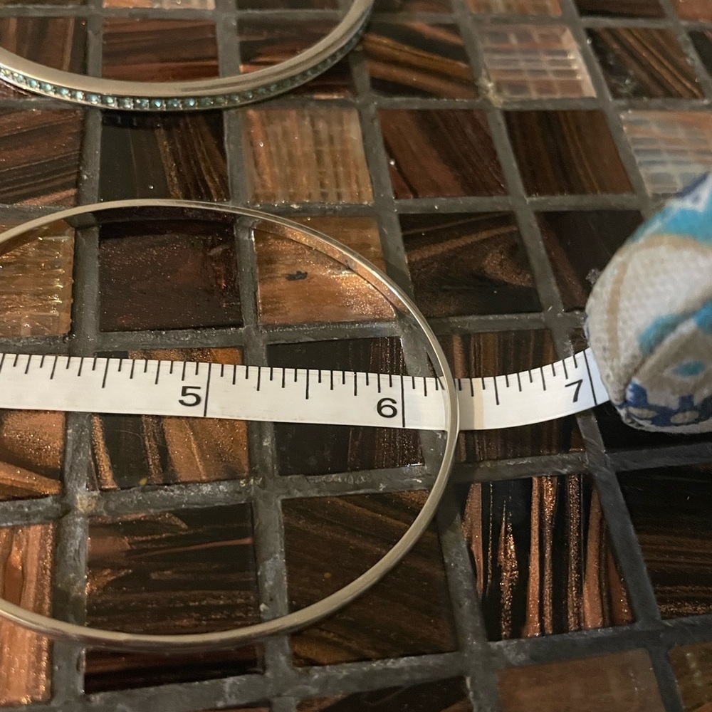 Set of silver bangles. One solid, second with turquoise. Oval shaped. - Picture 7 of 9